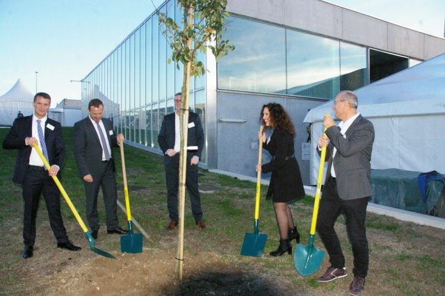 Pour le symbole, un arbre est planté à l’extérieur du bâtiment avec les élus.