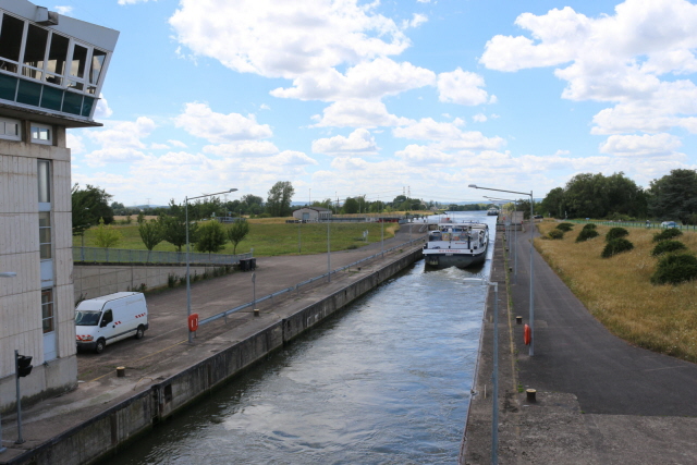 Voies navigables de France entretient, exploite et développe le plus grand réseau européen de voies navigables : 6 700 km de fleuves, canaux et rivières canalisées, 4 000 ouvrages d’art (écluses, barrages, pont-canaux) et 40 000 hectares de domaine public fluvial. © D. PERONNE